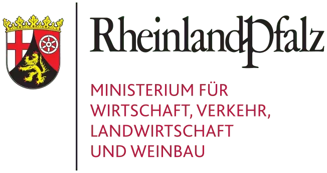 Logo des Ministeriums für Wirtschaft, Verkehr, Landwirtschaft und Weinbau des Landes Rheinland-Pfalz. Es zeigt ein Schild mit einer Krone und Symbolen wie einem Kreuz, einem Rad und einem Löwen sowie den Namen des Ministeriums in schwarzer und roter Schrift.